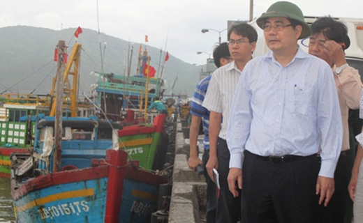 
	
	Bộ trưởng Bộ NN-PTNT Cao Đức Phát kiểm tra, chỉ đạo công tác phòng chống bão số 4 tại Bình Định (ảnh chụp sáng 29/11, tại cảng cá Quy Nhơn).